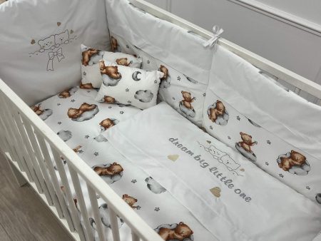 Kompletna posteljina za bebe od 8 dijelova – izrađena od Rainforce pamuka sa antialergijskim punjenjem. Udobna, praktična i predivnog dizajna, za miran san i ušuškane trenutke.