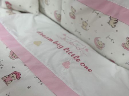 Kompletna posteljina za bebe od 8 dijelova – izrađena od Rainforce pamuka sa antialergijskim punjenjem. Udobna, praktična i predivnog dizajna, za miran san i ušuškane trenutke.