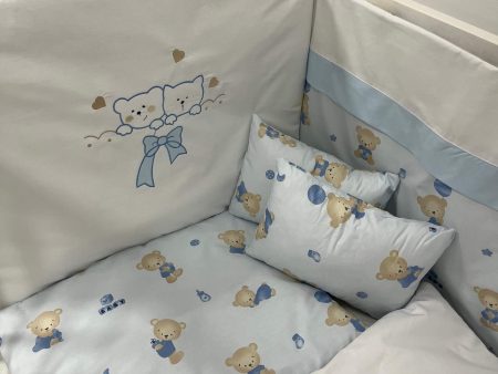 Kompletna posteljina za bebe od 8 dijelova – izrađena od Rainforce pamuka sa antialergijskim punjenjem. Udobna, praktična i predivnog dizajna, za miran san i ušuškane trenutke.