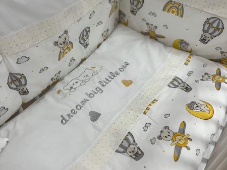 Kompletna posteljina za bebe od 8 dijelova – izrađena od Rainforce pamuka sa antialergijskim punjenjem. Udobna, praktična i predivnog dizajna, za miran san i ušuškane trenutke.